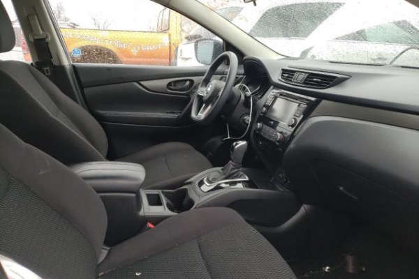 фото Nissan ROGUE SPORT S