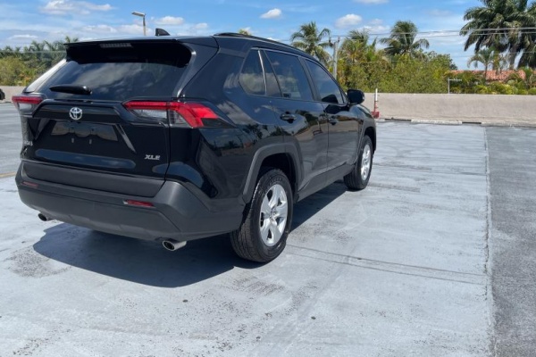 фото Toyota RAV4 XLE