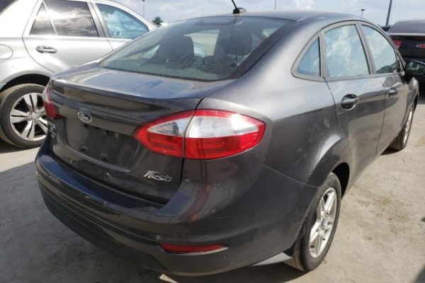 фото Ford Fiesta SE