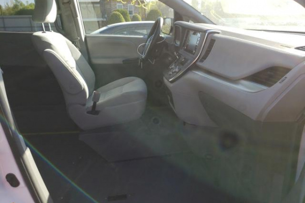 фото TOYOTA SIENNA