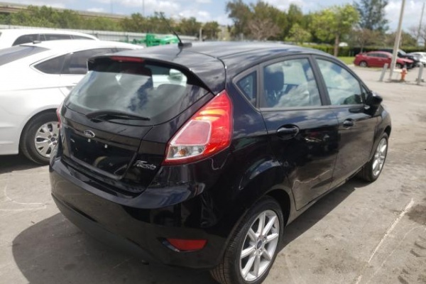 фото Ford Fiesta SE