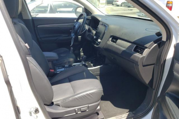 фото MITSUBISHI OUTLANDER