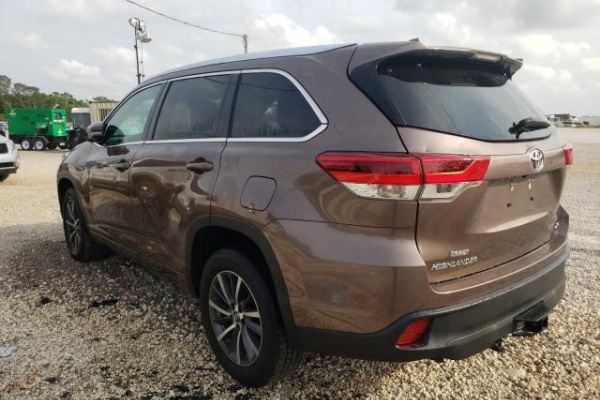 фото Toyota HIGHLANDER SE