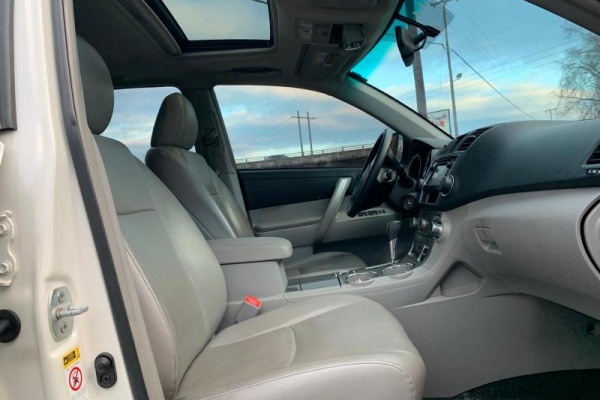 фото Toyota HIGHLANDER BASE