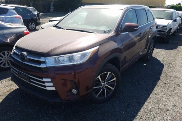фото Toyota HIGHLANDER SE
