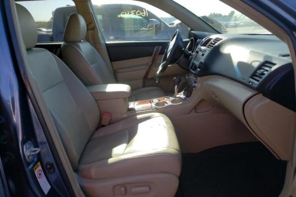 фото Toyota HIGHLANDER BASE