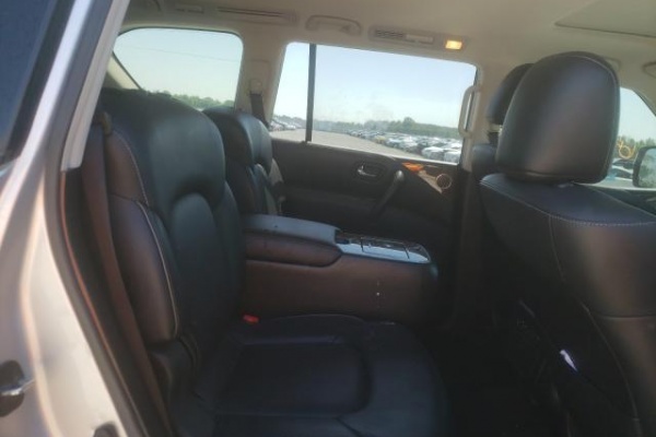 фото Infiniti QX80