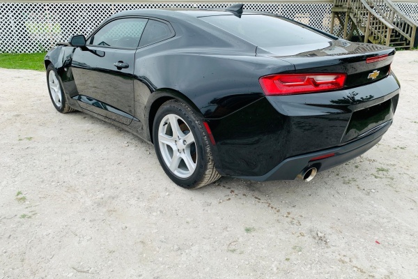 фото Chevrolet Camaro LT