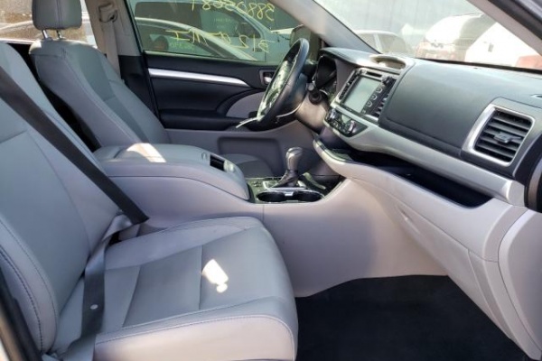 фото Toyota HIGHLANDER SE