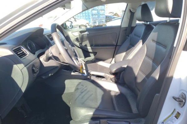 фото Volkswagen Jetta SE