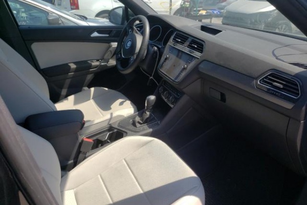 фото Volkswagen Tiguan SE