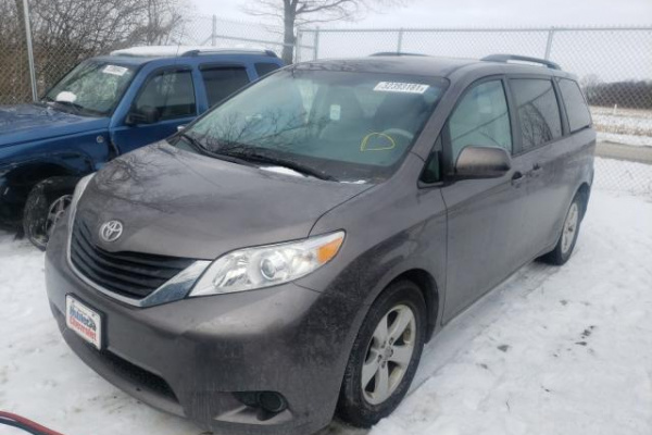 фото TOYOTA SIENNA