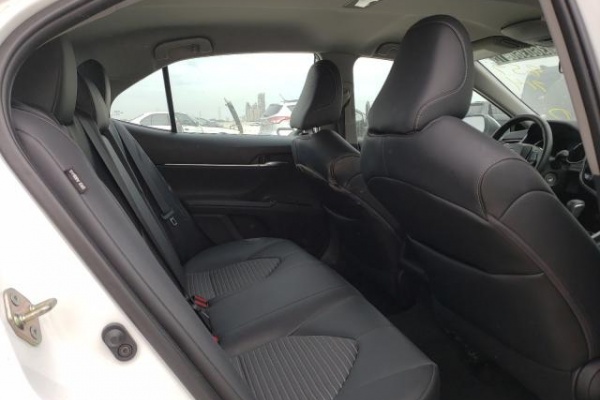 фото Toyota Camry se 2020