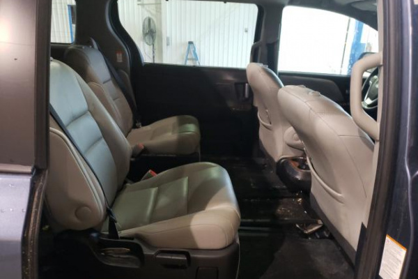 фото TOYOTA SIENNA
