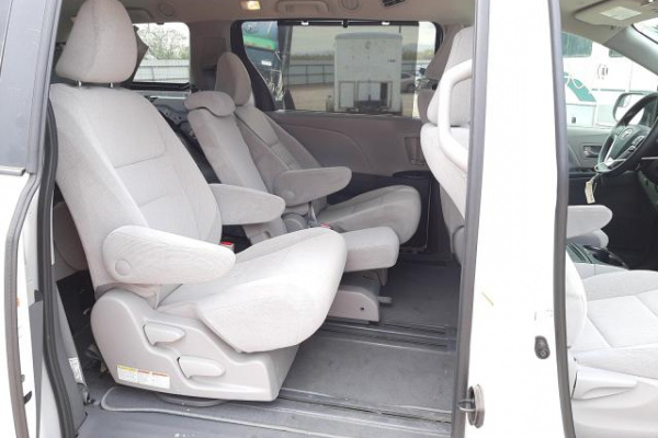 фото TOYOTA SIENNA