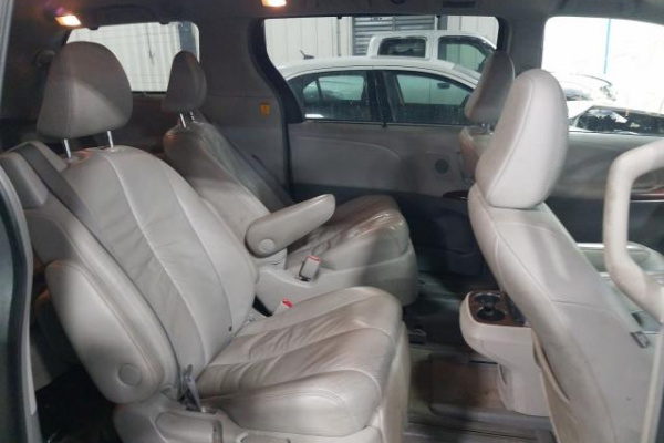 фото TOYOTA SIENNA