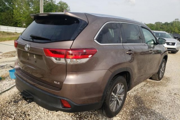 фото Toyota HIGHLANDER SE