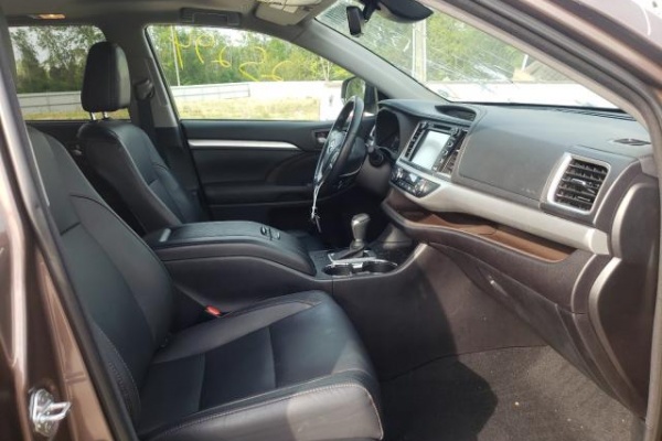 фото Toyota HIGHLANDER SE