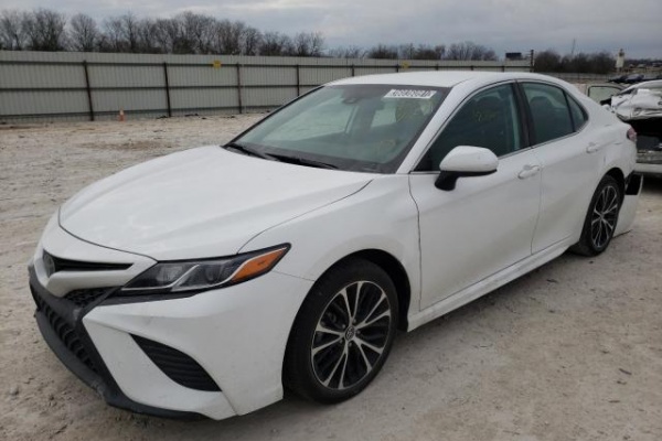 фото Toyota Camry se 2020